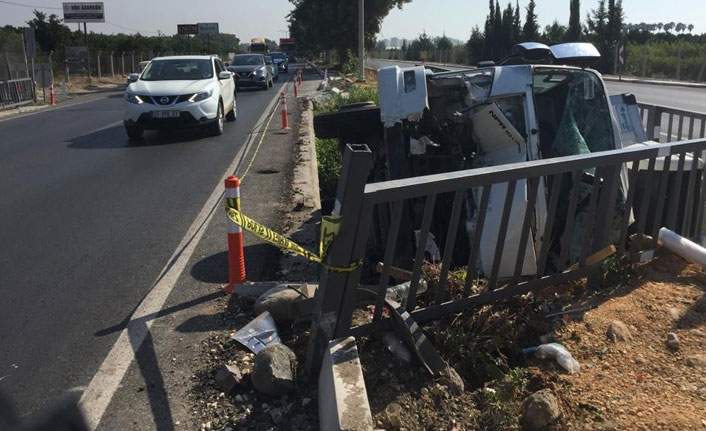 Kamyon iki köprü arasına düştü