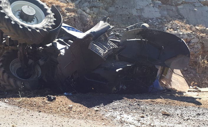 Devrilen traktör ortadan ikiye bölündü