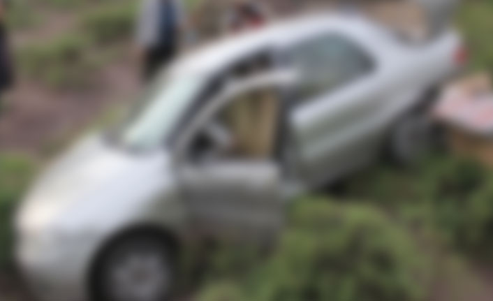 Akyazı D-140’ta Otomobil Şarampole Yuvarlandı: 4 Yaralı