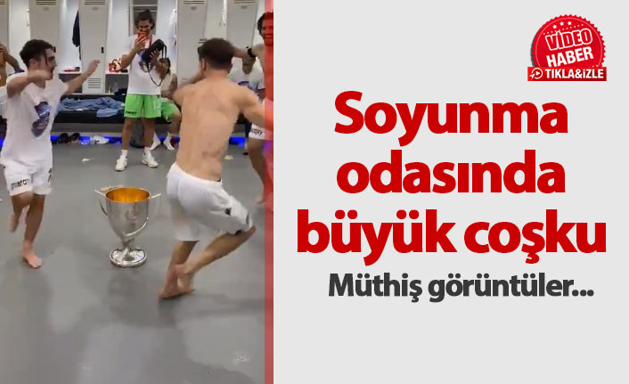 Trabzonspor kupa zaferini soyunma odasında kolbastıyla kutladı