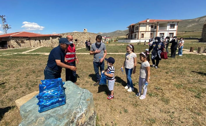 Göçmen ailenin çocuklarına okuma ve oyun seti dağıtıldı