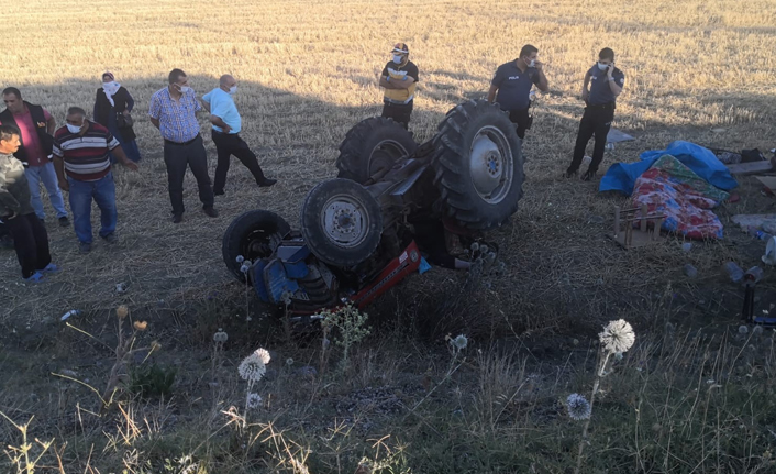 Devrilen traktörün altında kaldı