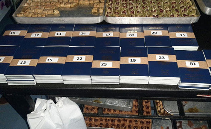 Baklavaların arasında sahte pasaport ele geçirildi