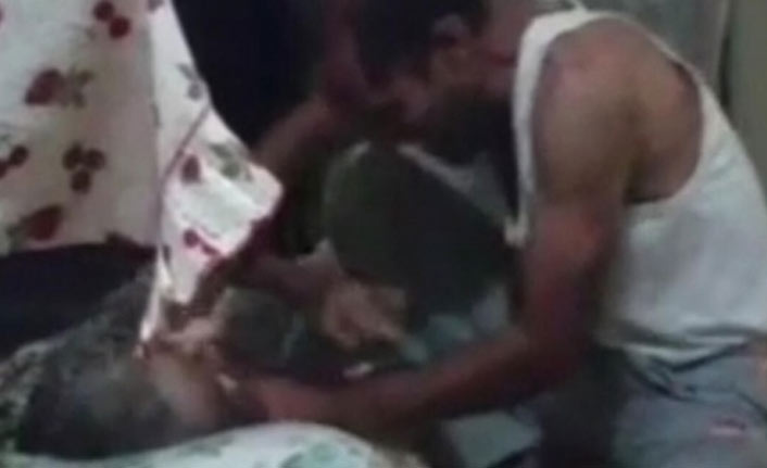 Yatalak annesine işkence etti