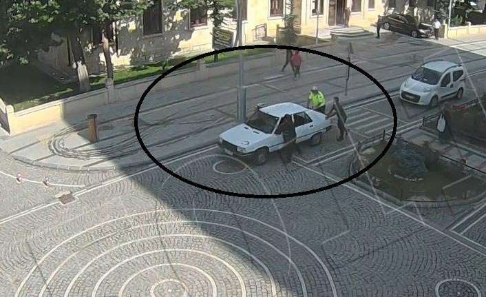 Araçla yolda kaldı, imdadına polis yetişti