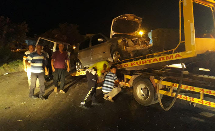 Kırmızı ışıkta duramayan kamyonet otomobile çarptı