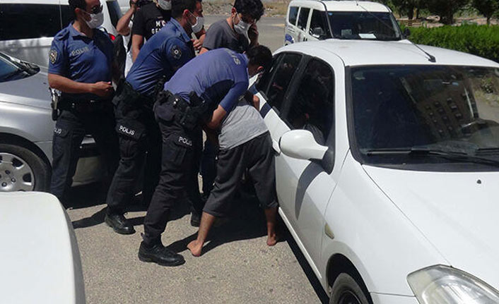 Tartıştığı babasını bıçakla rehin aldı