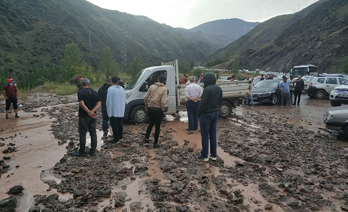 Erzurum - Artvin karayolunda heyelan