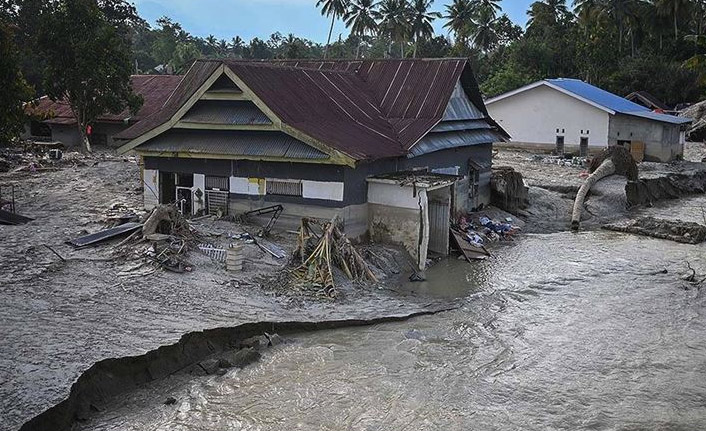 Endonezya'da sel etkili oldu! 22 Bin kişi...