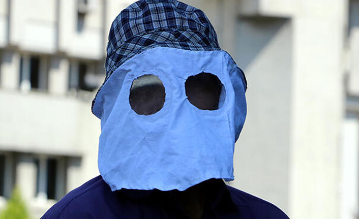 Emekli madenciden ilginç maske!