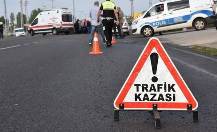 Ticari araç evin duvarına çarptı: 1 ölü, 2 yaralı