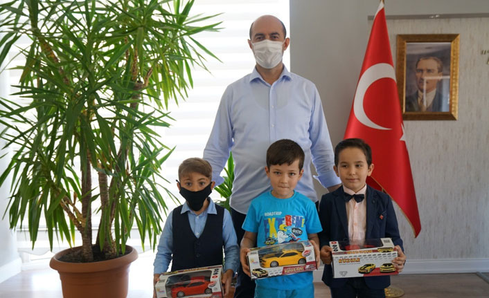 Yolda buldukları parayı zabıtaya teslim ettiler