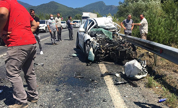 Karabük'te kamyon ile otomobil çarpıştı