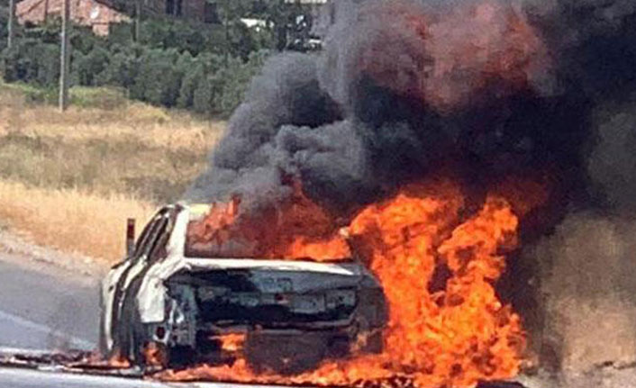 Motor bölümünden alev alan otomobil, kül oldu