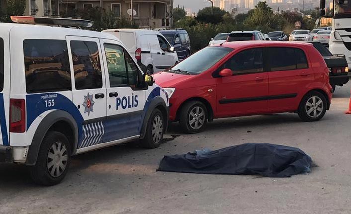 Karşıdan karşıya geçerken araba çarptı