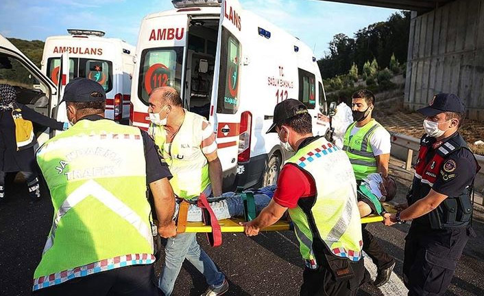 Yolcu otobüsü üst geçide çarptı! 5 ölü