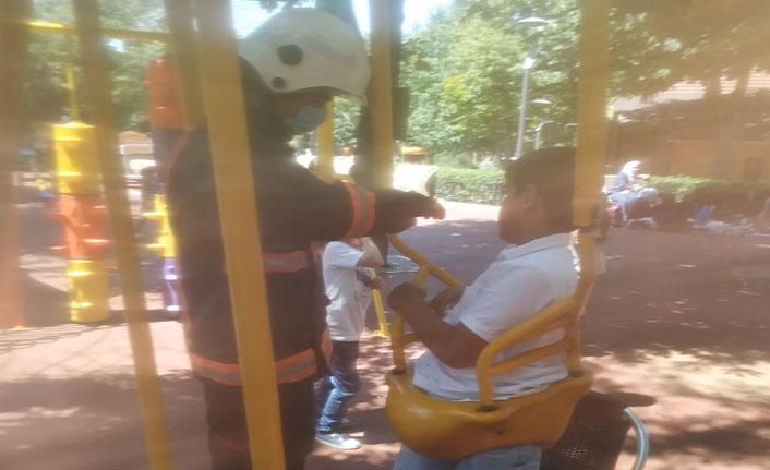 Salıncakta sıkışan çocuk kurtarıldı
