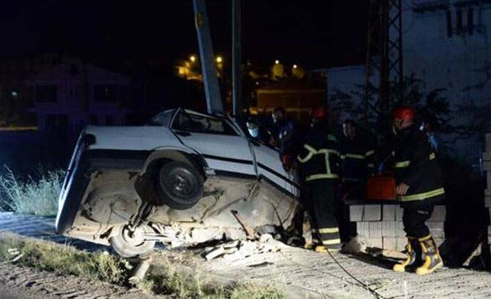 Otomobil elektrik direğine çarptı ikiye bölündü