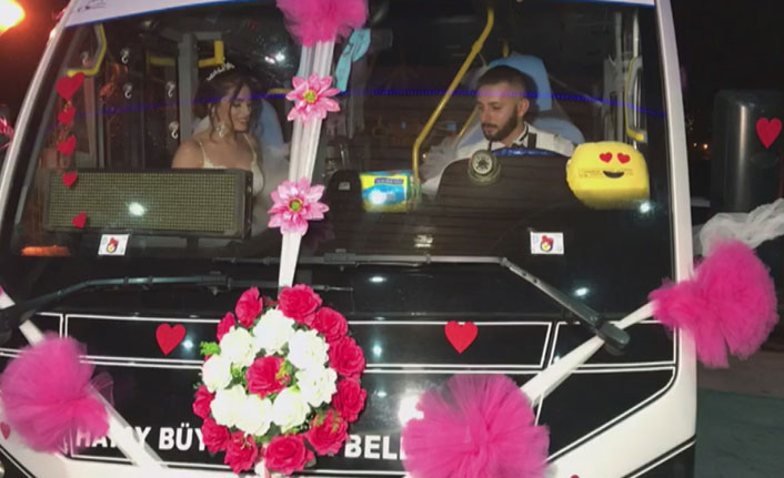 7 yıldır çalıştığı minibüsünü gelin arabası yaptı