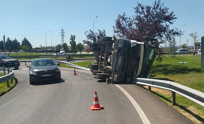 Beton yüklü kamyon yan yattı