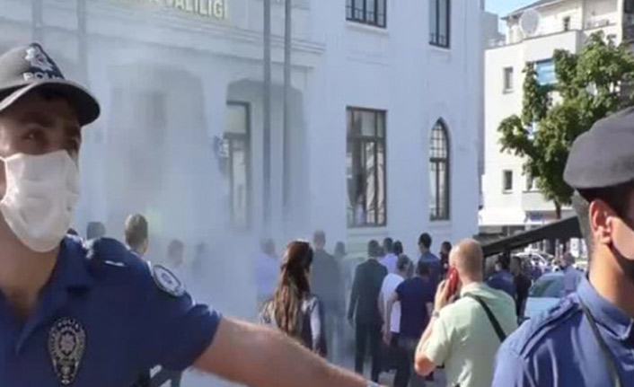 Valiliğin önünde kendini yakmak istedi