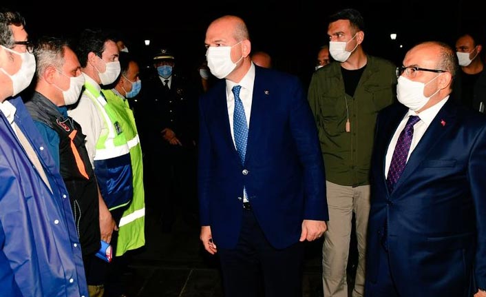 Bakanlar Of'taki heyelan sonrası Kaymakam ile görüştü