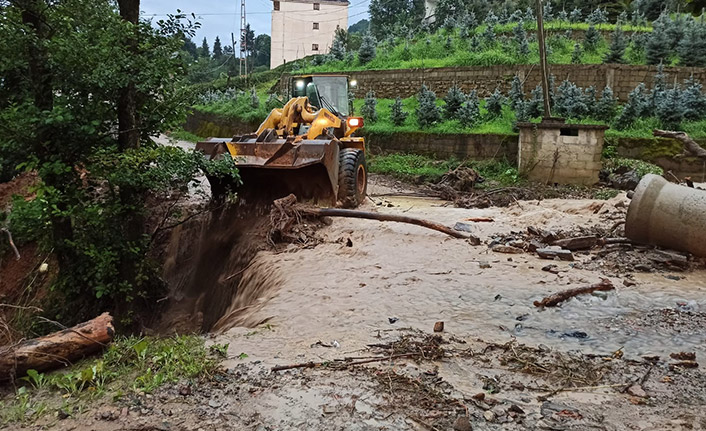 Bakan Soylu'dan Sel açıklaması! Of'a 50, Hayrat'a 140 KG yağış