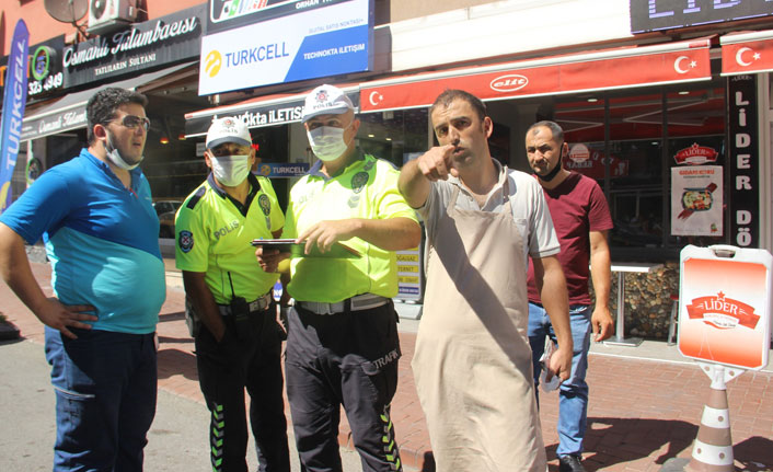 Motosiklet sürücüsü duran otomobile çarptı