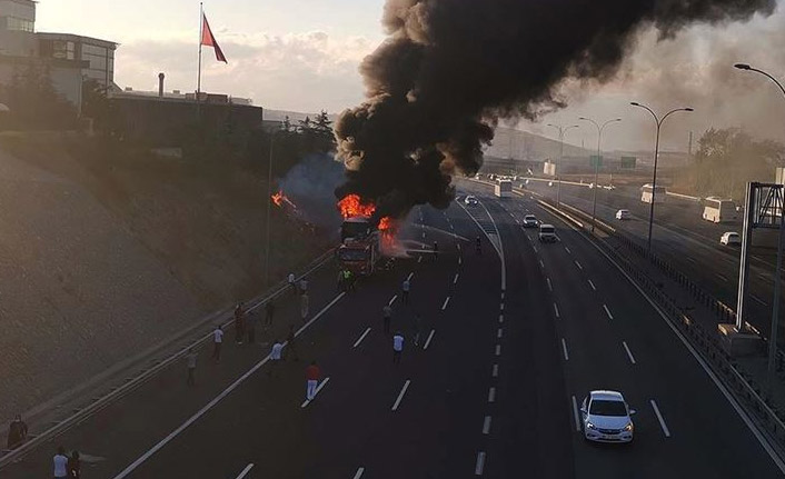 Anadolu Otoyolu'nda Seyir halindeki yolcu otobüsü yandı