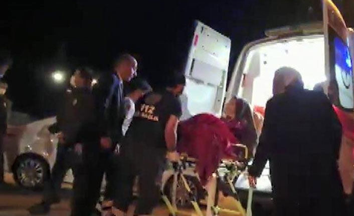 Erzurum’da düğünden dönen çift ölümden döndü