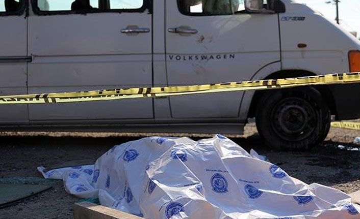 Lastiği patlayan minibüste can pazarı