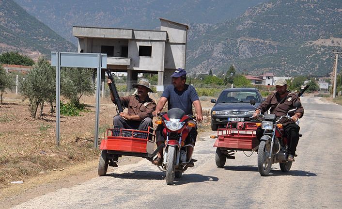 Üzüm bağlarını 8 kişilik ekip koruyor
