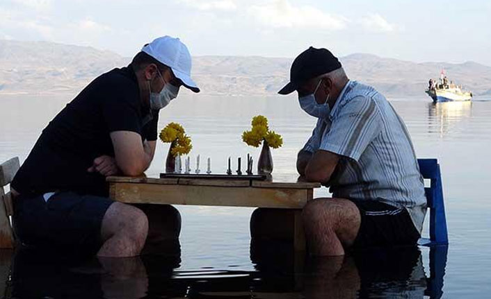 Van Gölü'ne masa kurup, satranç oynadılar