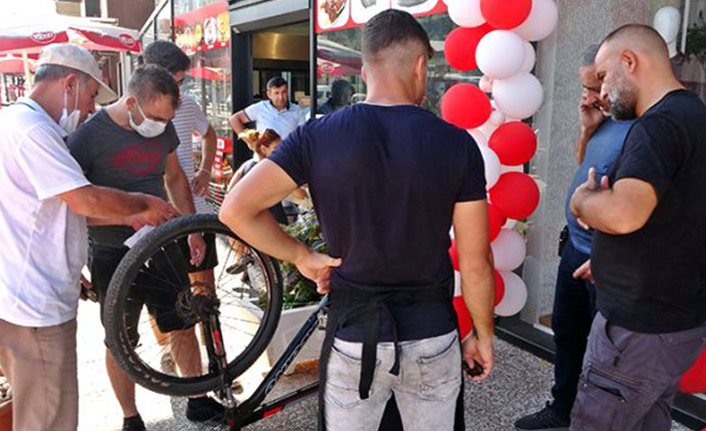 Çalınan bisikletini polisle beraber satın almaya gitti