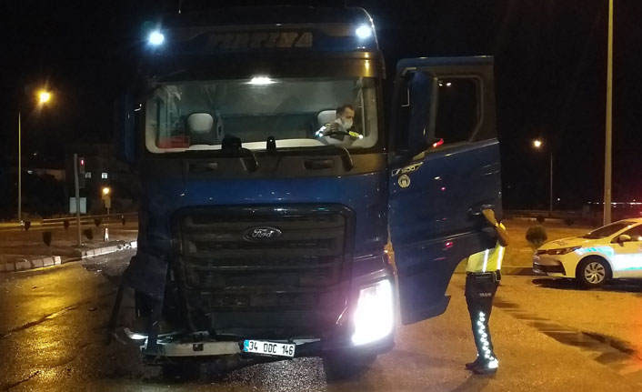 Tır ile otomobil çarpıştı: 4 yaralı