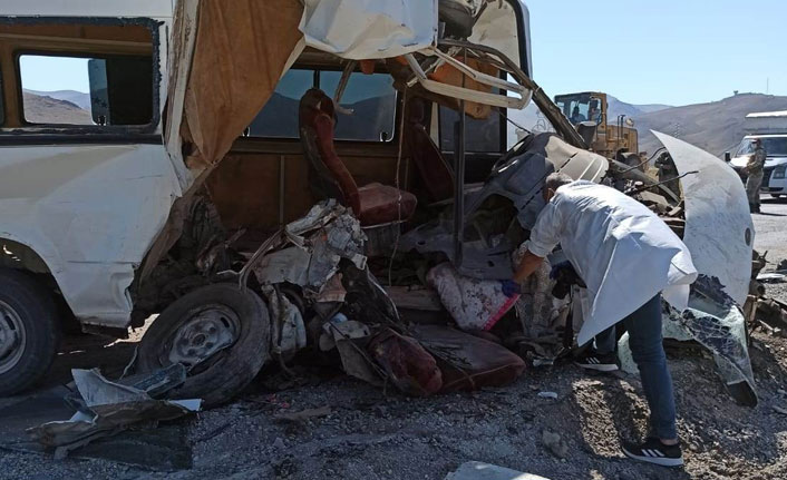 Van’da minibüs beton bariyerlere çarptı