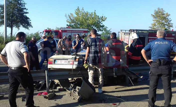 Trabzon'da feci kaza! Tır otomobili biçti