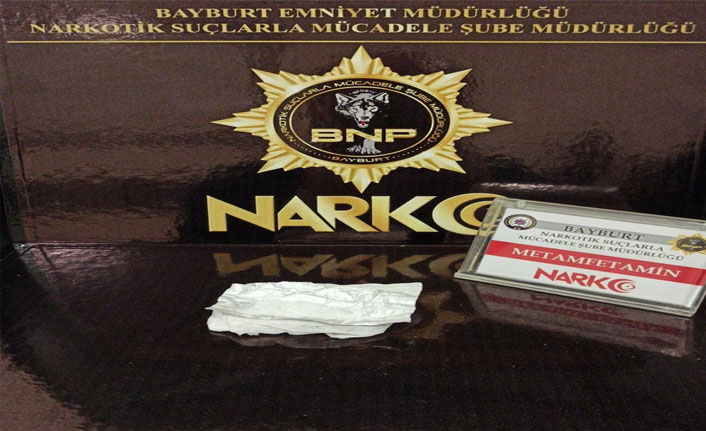 Uyuşturucu ele geçirilen araçtaki 3 kişi gözaltına alındı