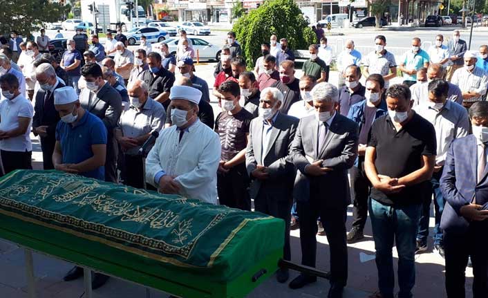 Kendini yakan seyyar satıcı toprağa verildi