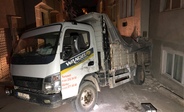 Kamyonet ile duvar arasına sıkışıp can verdi