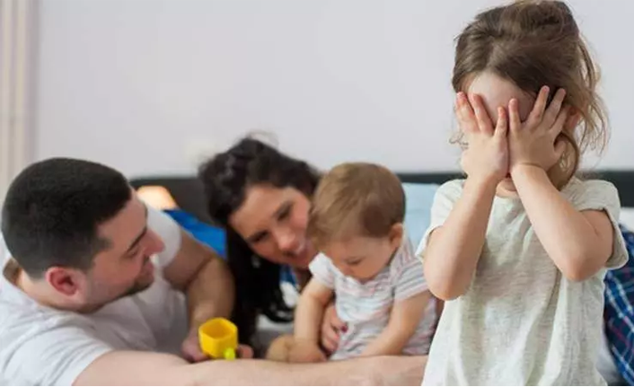 Kardeş kıskançlığı ile nasıl başa çıkılır? İşte cevabı...