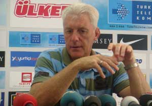 Broos futboldan memnun