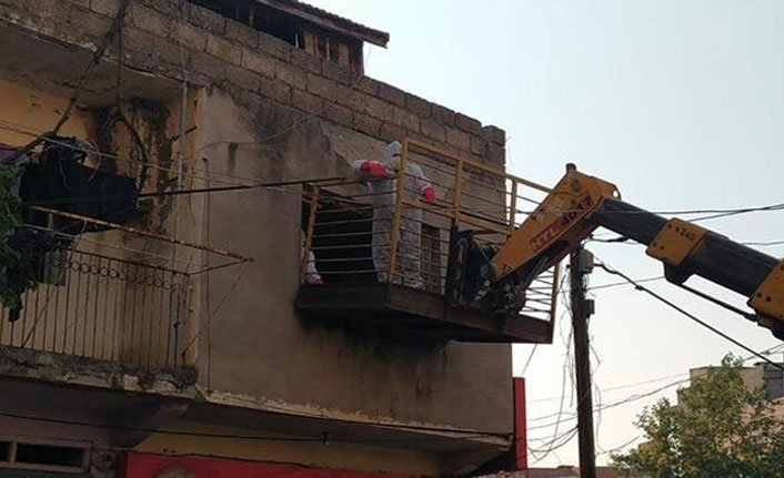 Hayatını kaybetti evinden kepçeyle çıkarıldı