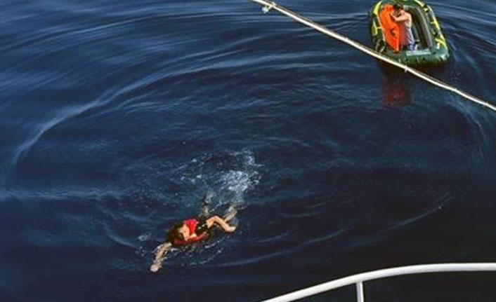 Düzensiz göçmenler yolcu feribotuna sığındı