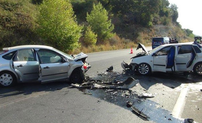 İki otomobil kafa kafaya çarpıştı! Yaralılar var