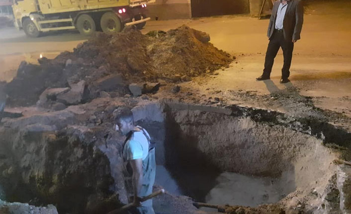 Gece yarısı su arızası için seferber oldular