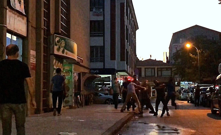 Küfür yüzünden tekmeli tokatlı kavga