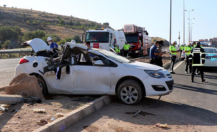 Otomobil, aydınlatma direğine çarptı: 1 ölü, 2 yaralı