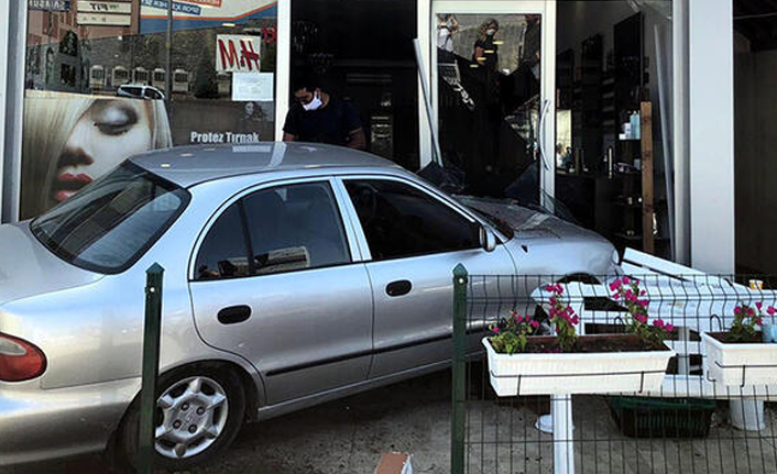Fren yerine gaza bastı, kuaföre girdi
