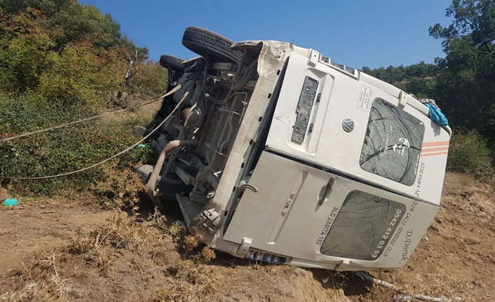 Minibüs şarampole devrildi: 14 yaralı